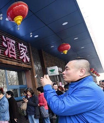 ▲老板都想为自己的餐馆取一个更加惹眼的名字来招揽生意。图片来源：新京报网