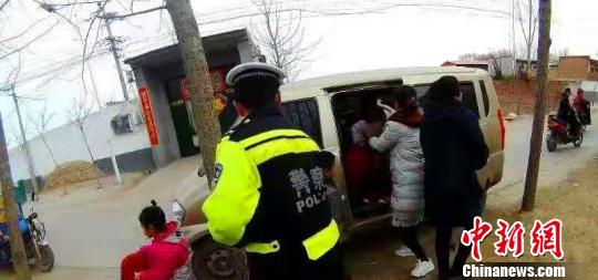执勤民警将车上孩子全部安全移交给所在幼儿园老师。邢台市公安交通警察支队供图