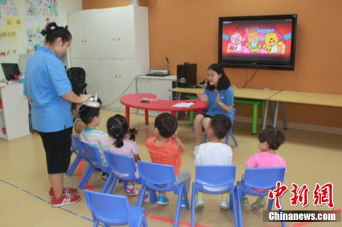 自闭症儿童在课堂接受康复治疗 五彩鹿自闭症研究院供图