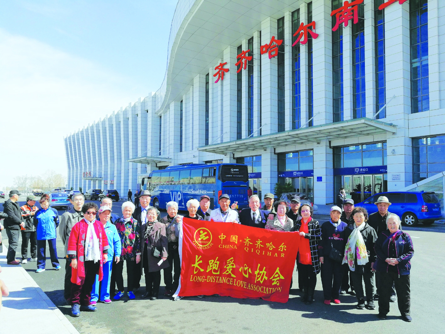 25位耄耋老人游鹤城 家乡的变化让他们赞不绝口