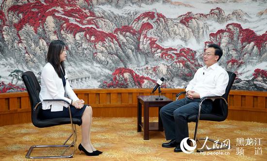 佳木斯市委书记徐建国(右)接受人民网黑龙江频道总编辑张丹专访。苏靖刚 摄