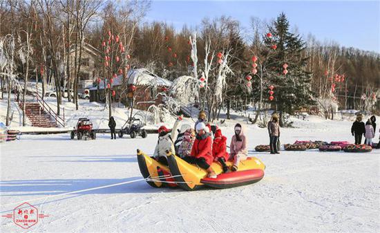 伊春峰岩山寨旅游度假区冰湖雪村