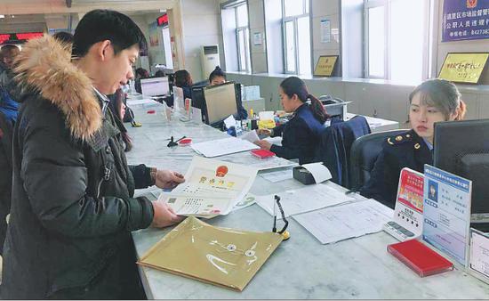 市民在道里区政务服务中心办照窗口办理营业执照。记者 刘莉摄