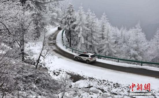 资料图：雪中开车出行需小心。朱华刚 摄