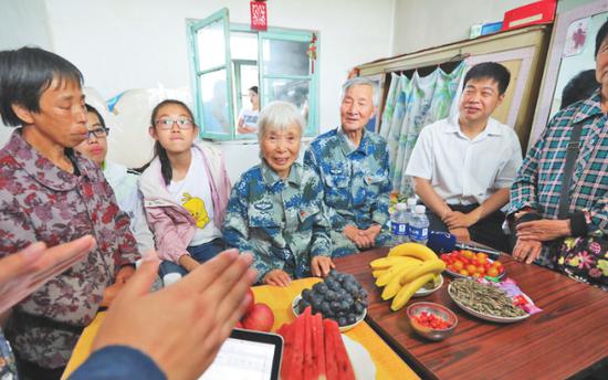 马旭在侄孙马宝昌家与村民唠家常。张澍摄