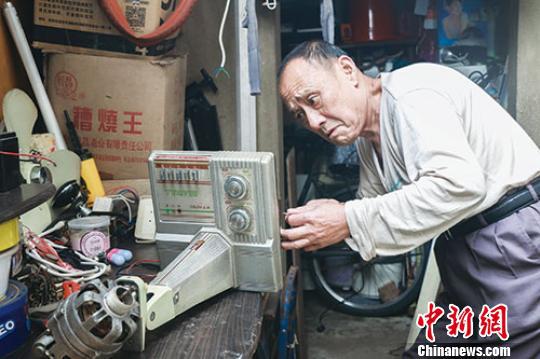 施文斌坚持为居民免费修理电器。受访者提供