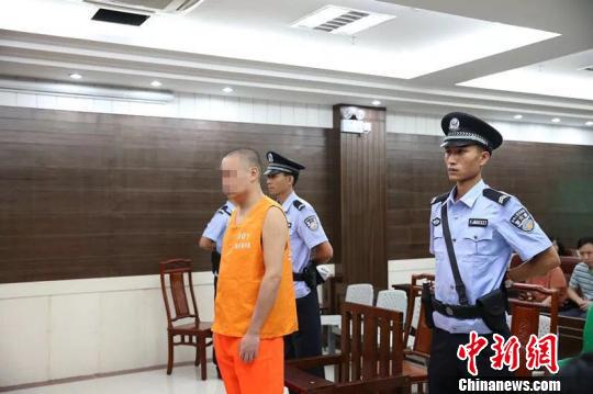 被告人李某承认杀害3名女性,请求法院判处自己死刑。 周莹 摄