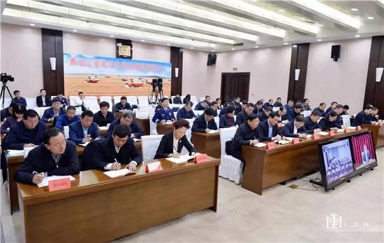省直有关部门、单位、企业主要负责同志在主会场参加会议。徐旭 摄
