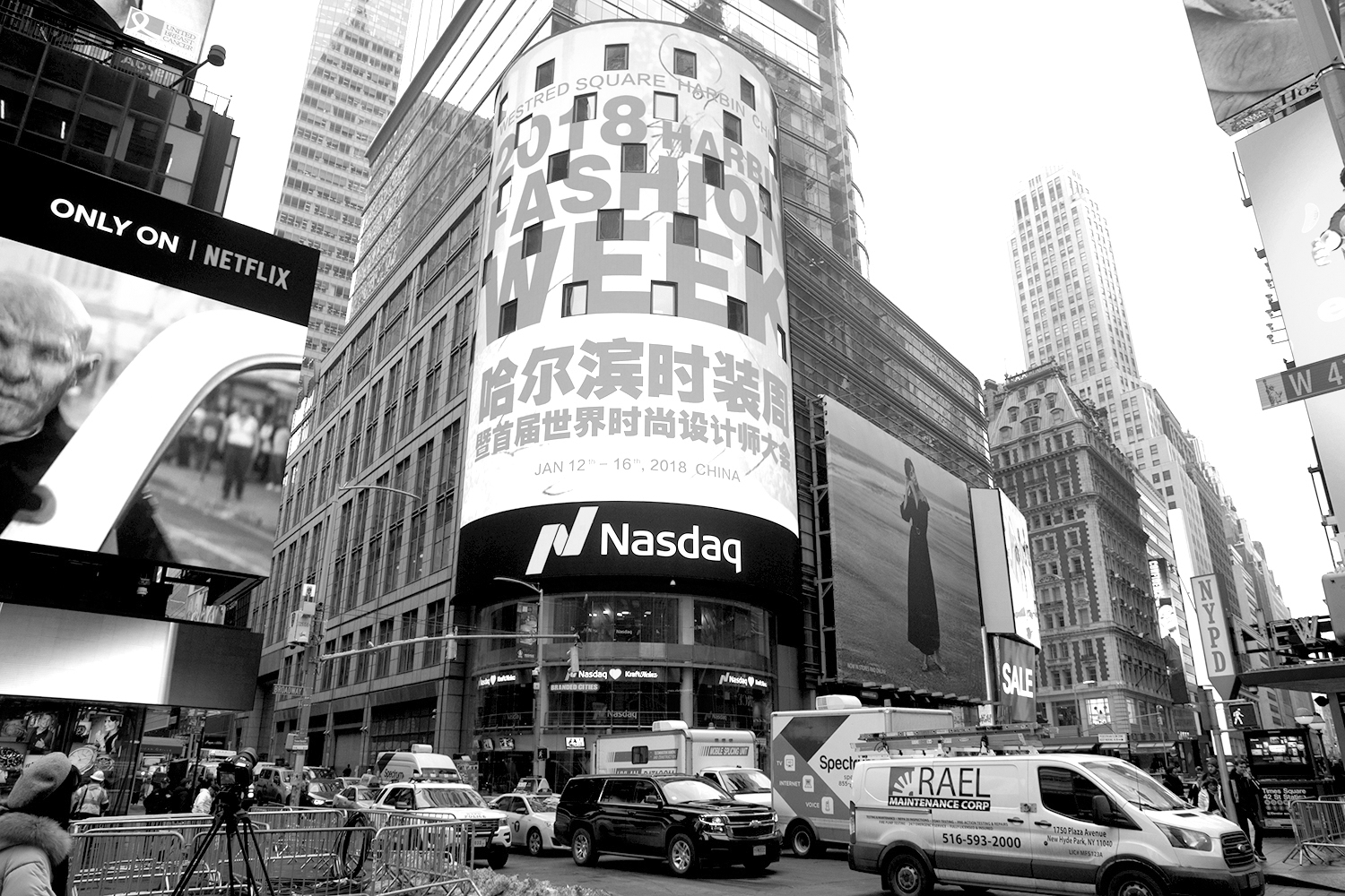2018哈尔滨时装周宣传片亮相纽约时代广场大