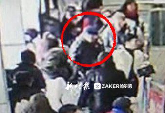 男子从另一侧进入车站(上图)。