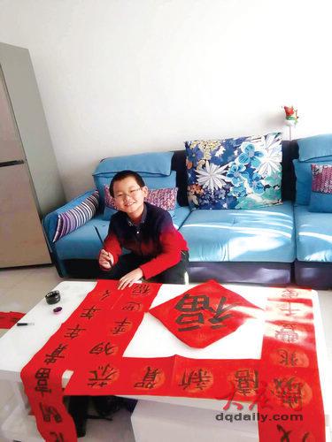 10岁的刘东航为亲戚写春联。