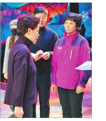 北京电视台副台长徐滔(左一)与孟庆余爱人韩平云亲切交流。