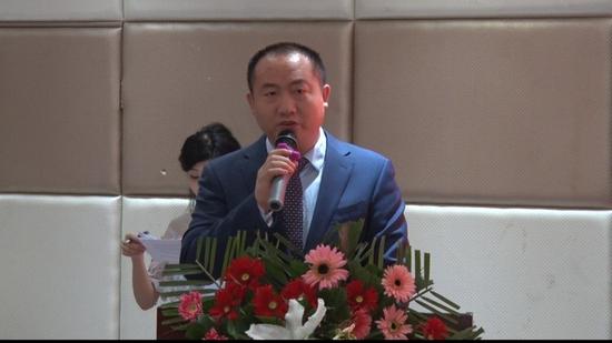 在热烈的掌声中中国爱眼协会会长杨成志先生为大会致词,杨会长用了