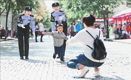 巡逻辅警在为外地游客提供服务。