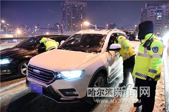 交警在全市范围内查处酒驾、醉驾。