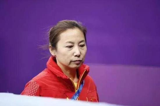 ▲中国短道速滑主帅李琰愤然离场