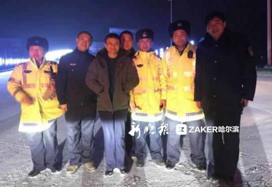 赶路亚布力企业家论坛 马云与龙江交警雪中合