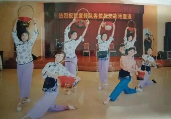 15岁入选沈阳空政文工团 第一次坐飞机去报到