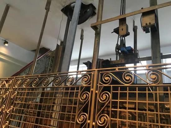 哈尔滨有个百岁老电梯 和《花样年华》里一样