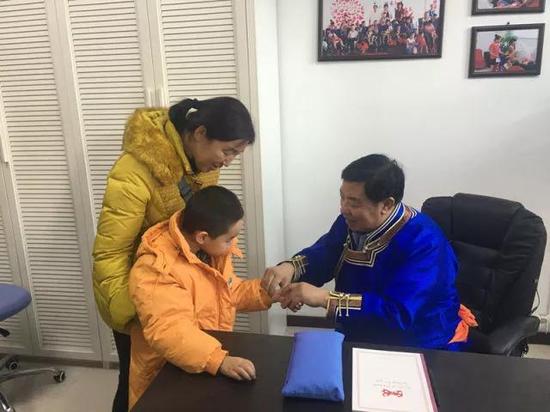 2017年12月12日,王布和在康复中心为脑瘫患儿义诊。新华社记者 陶虹 摄