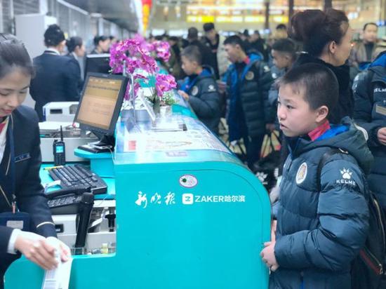 足球少年春节不回家 火山鸣泉梯队启程南下冬