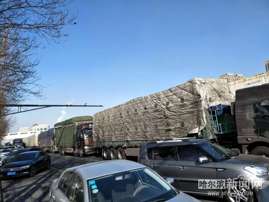哈达海鲜批发市场里人头攒头,外面的车已排满了学府路