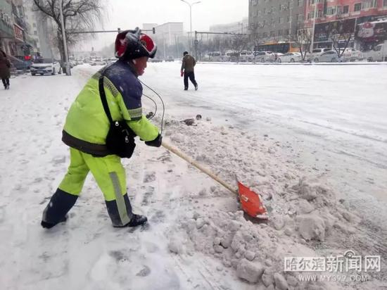 再到拖拉机改装扫雪刷、大雪铲