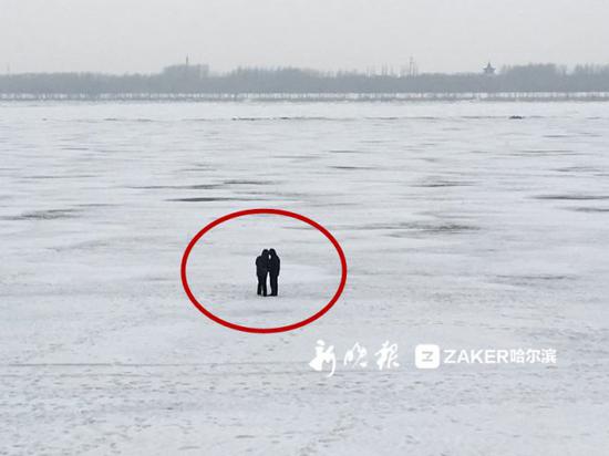 ↑ 涉险过江的行人
