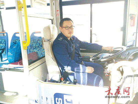 “微笑哥”常文江堪称“公交暖男”。