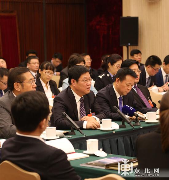 黑龙江代表团全国人大代表做审议发言。东北网记者 孙晓锐 摄