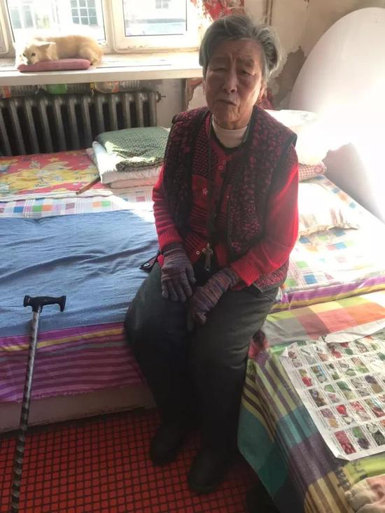 再访哈热电 哈市73岁大娘敲折拐杖换不来热乎暖气