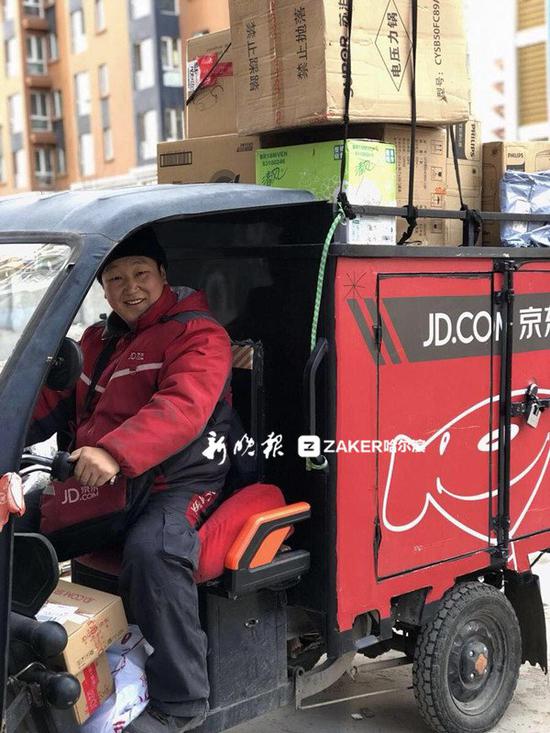 ↑ 米君正在送货。