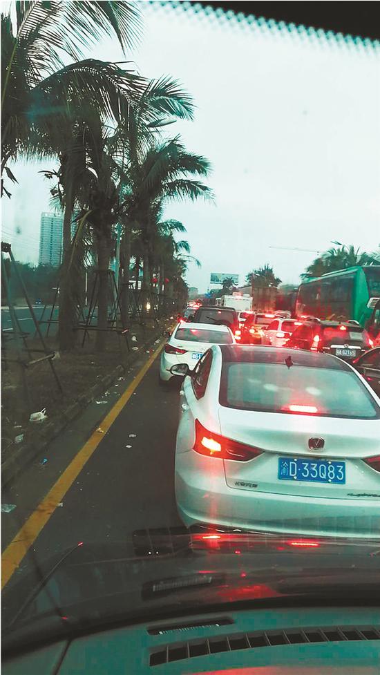 眼看天色已晚,长长的车队还是一眼望不到头。读者高先生供片