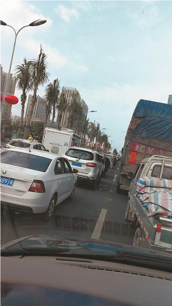 每次车辆只能往前走两三米就得停下。