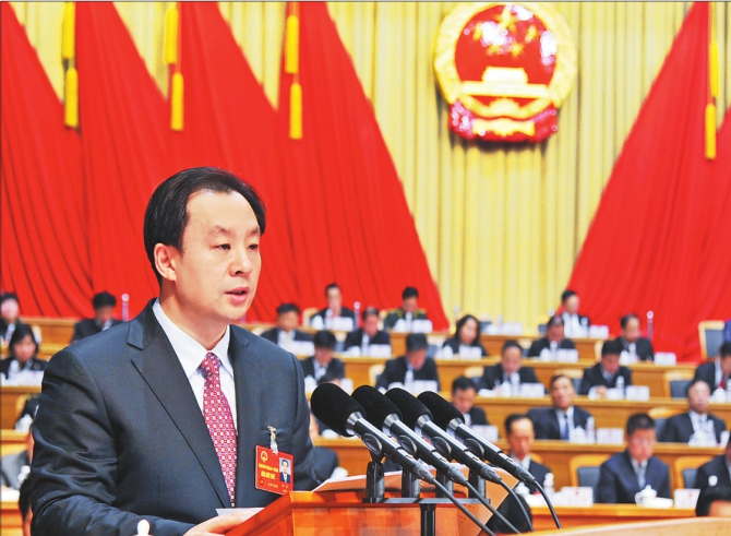 右上图:陆昊作政府工作报告。