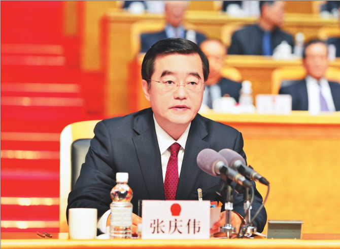 左上图:张庆伟主持省十三届人大一次会议开幕式。