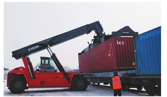 铁路工人正在为X 2402次班列装车