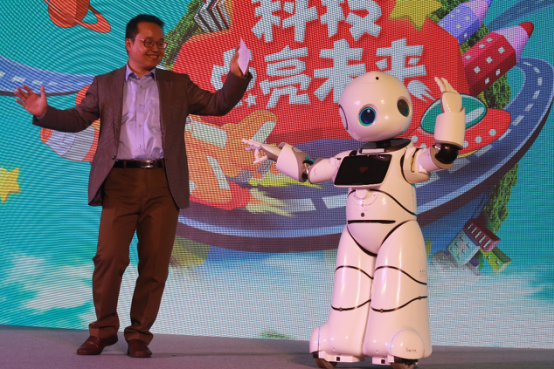 郑永春博士与机器人共舞