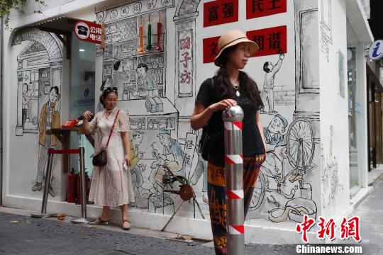 上海泰康路田子坊1号门出现一幅巨大的石库门画，吸引了游客的目光。　殷立勤　摄