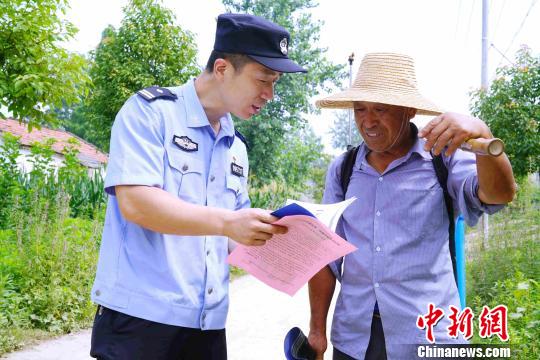 驻村民警向村民宣讲政策。仙桃警方供图