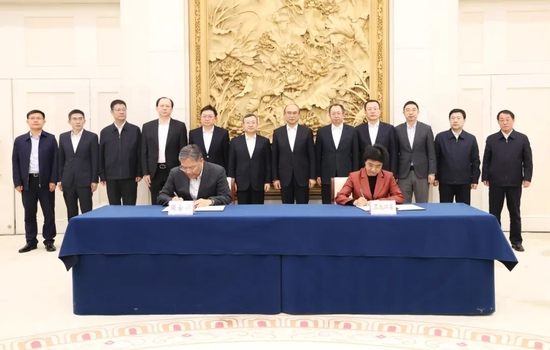 黑龙江省人民政府与商务部签署战略合作协议。