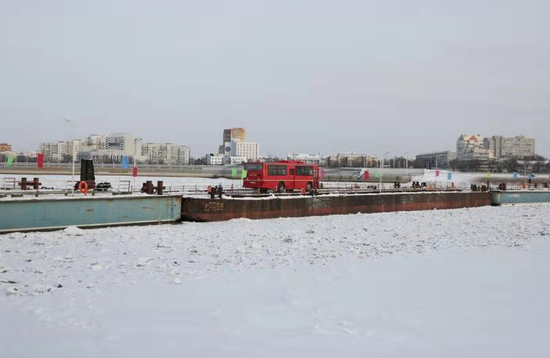 2019年12月4日，一辆出境客车行驶在浮箱固冰通道。