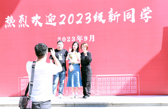 2023级本科生新生今日报到_新浪黑龙江_新浪网