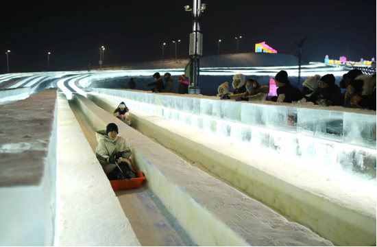 第二十一届哈尔滨冰雪大世界极速大滑梯 摄影/简约如意