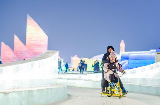 在单车城堡里骑冰上自行车的游客们很开心。