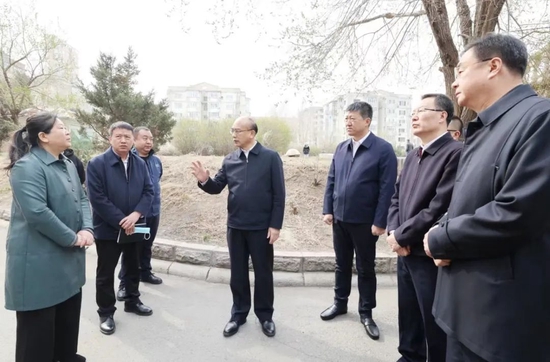 许勤来到哈尔滨市道里区河松小区，实地了解老旧小区改造推进情况。