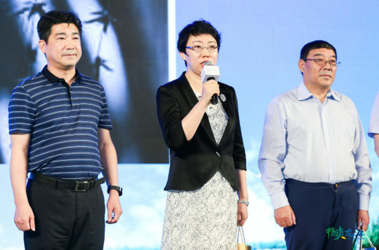 哈尔滨市旅游发展委员会主任闫红蕾参与抽奖互动环节