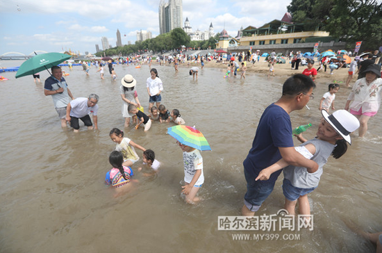 近日,市民在江上尽情戏水,惬意过夏天