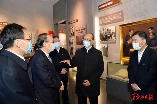 许勤来到中共黑龙江历史纪念馆，学习党的历史，缅怀革命先辈，体悟龙江“四大精神”。