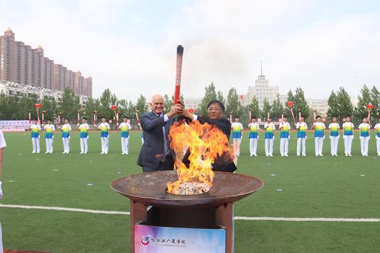 哈尔滨广厦学院学子对话希腊前总理畅谈一带